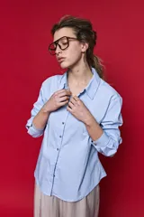 Camisa de manga larga color blanco, con cuello clásico y cierre frontal de botones de nácar. Presenta un corte cómodo y versátil.