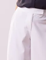 Pantalón blanco crop wide leg de crepe elastizado.