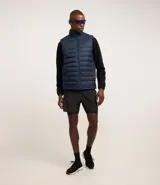 Chaleco masculino deportivo tipo puffer, color negro, con cuello alto, gajos acolchados y cierre delantero con cremallera.