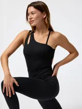 Mono largo deportivo color negro de un solo hombro con diseño asimétrico y detalle de tiras cruzadas, confeccionado en tejido elástico ajustado que realza la silueta.