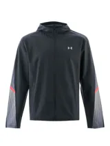 Campera deportiva Under Armour con capucha, confeccionada en tejido impermeable y transpirable con tecnología UA Storm. Presenta cierre frontal completo, bolsillos laterales con cremallera y detalles reflectantes en las mangas con diseño de líneas verticales.