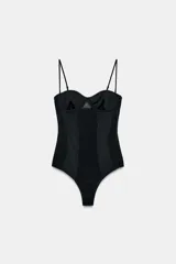Body negro con aros y escote corazón, confeccionado con combinación de tejidos a tono, tirantes finos ajustables y cierre inferior con broches a presión.