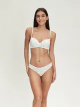 Pack de dos bombachas de corte bikini confeccionadas en algodón estampado con flores pequeñas en tonos azules y naranjas sobre fondo blanco, con terminaciones de puntilla en los bordes.