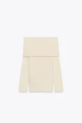 Top de punto de manga larga con escote recto tipo palabra de honor y diseño con vuelta en la parte superior que deja los hombros al descubierto.