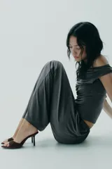 Sandalia tipo mule de tacón alto fino, color marrón oscuro, con capellada de serraje y punta cuadrada.