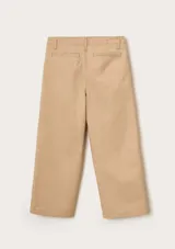 Pantalón de sarga color beige, de corte recto y holgado, con trabillas para cinturón y cierre frontal.
