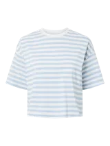 Remera de manga corta con diseño boxy, con estampado de rayas horizontales en color celeste y blanco.