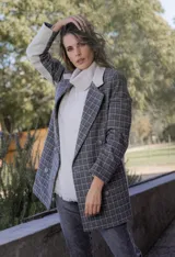 Tapado largo con diseño de cuadros en tonos verde y naranja, de textura suave y abrigada.