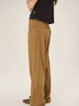 Pantalon de tiro medio alto, corte recto y amplio, con bolsillos delanteros y traseros, detalles de costuras visibles y confeccionado en mezcla de algodón y lyocell.