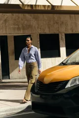 Camisa de manga larga con cuello solapa, cierre frontal con botones y bajo asimétrico, con estampado de rayas verticales.