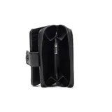 Billetera XL de textura granulada en color negro, con cierre perimetral y solapa frontal con broche decorado con una flor metálica.