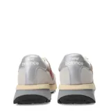 Championes urbanos New Balance modelo U370, con diseño retro en tonos gris, beige y rojo. Presentan una combinación de malla y gamuza en el exterior, con el logo 'N' característico en color rojo intenso y una suela de doble capa en tonos crema y gris.