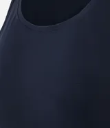 Musculosa deportiva de poliamida color verde, con escote redondo, sisas amplias y diseño holgado. Presenta un recorte horizontal en la espalda con un leve pliegue central para mayor libertad de movimiento.