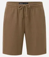 Bermuda relaxed de hombre confeccionada en algodón texturizado canale, color marrón. Cuenta con cintura elástica, cordón para ajuste y bolsillos.