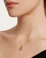 Collar de plata con baño de oro, con una cadena de eslabones y un colgante en forma de óvalo decorado con circonitas multicolor y una letra "A" colgante en el centro.
