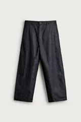Pantalón chino para hombre confeccionado en denim ligero de mezcla de algodón y lino, sin lavados. Presenta un corte relajado con tiro medio, bolsillos frontales, bolsillos traseros y cierre frontal con cremallera y botón.