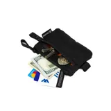 Billetera tipo pouch color negro, fabricada en material impermeable xPac X21. Cuenta con cierre principal, bolsillo frontal con cierre y tiradores ergonómicos. Incluye tecnología de bloqueo RFID.