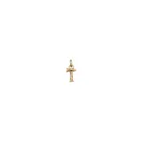 Dije dorado con forma de letra T, fabricado en aleación de metales con baño de oro de 18k.