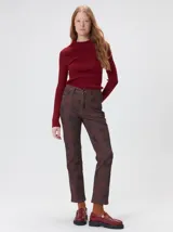 Pantalón tipo jean de tiro medio y corte recto, con estampa exclusiva en tonos oscuros. Presenta cierre frontal con botón y bolsillos clásicos.