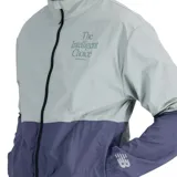 Campera deportiva New Balance Graphic Impact Run Packable, color gris claro y azul marino. Confeccionada en tejido de nailon resistente al viento y al agua, con cierre frontal completo, cuello alto y puños elásticos. Cuenta con un bolsillo plegable que permite guardar la chaqueta en una riñonera.