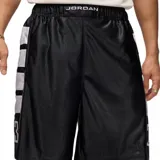 Short deportivo Nike Jordan modelo Brooklyn CAT Scratch, de color negro con detalles en blanco. Presenta bandas laterales con bloques blancos y el número 23 estampado en la parte inferior de la pierna. Cuenta con cintura elástica con el logotipo de Jordan.