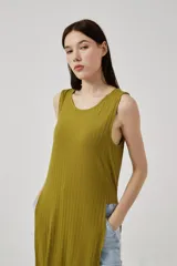Musculosa verde oliva de punto acanalado, con cuello redondo y aberturas laterales.