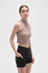 Top de punto acanalado con cuello alto y diseño sin mangas, corte ajustado al cuerpo.