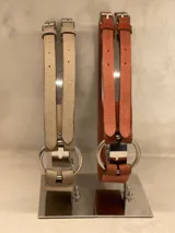 Cinturón de cuero color beige con hebillas de metal plateadas. Ancho 5 cm, largo 95 cm.