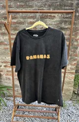 Remera blanca de algodón con estampado de dos bananas y texto.