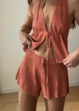 Short tiro bajo color marrón con lurex y cordones para ajustar.