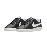 Championes Nike Court Royale negros con el logo de Nike en blanco en los laterales y suela blanca.
