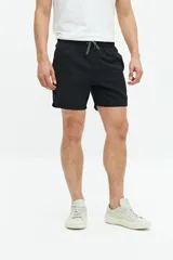 Short de baño liso con cintura elástica y cordón ajustable. Cuenta con dos bolsillos laterales, un bolsillo trasero y logo bordado en el ruedo. Confeccionado en tejido ligero de secado rápido.