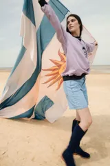 Bermuda de jean color negro, con corte recto y largo hasta la rodilla.