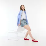 Short de denim azul con efecto destroy y roturas, tiro alto y diseño clásico de cinco bolsillos.