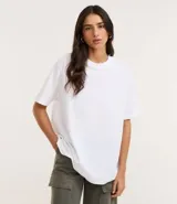 Remera blanca de algodón, corte oversized, con cuello redondo y manga corta.