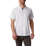 Polo de manga corta Columbia, color blanco, con cuello clásico abotonado y logo de la marca bordado en el pecho. Confeccionado con tecnología Omni-Wick para absorción de humedad y Omni-Shade para protección solar.