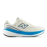 Championes de running New Balance 1080 V15, color beige claro con suela y detalles en azul y plateado. Cuentan con parte superior de malla transpirable, tecnología de amortiguación Infinion en la mediasuela y el logo N distintivo en los laterales.