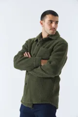 Sobrecamisa de sherpa color verde militar, con cuello camisero, cierre frontal con botones y bolsillo tipo cartera en el pecho.
