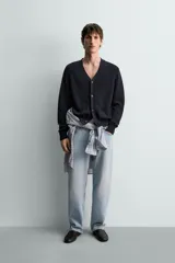 Pantalón de jean color celeste con efecto lavado, de corte recto y tiro medio, con diseño de cinco bolsillos y cierre frontal con botones.