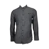 Camisa de manga larga color gris oscuro con textura de cuadrillé, cierre frontal con botones negros, cuello clásico y bolsillo en el pecho.