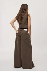 Jean wide leg de tiro bajo con calce relajado y piernas amplias, color celeste claro, estilo clásico de cinco bolsillos.