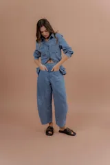 Pantalón de denim color azul claro, con corte tipo balón, tiro alto y bolsillos laterales amplios.