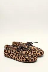 Mocasín tipo boat shoe color marrón, confeccionado en cuero, con cordones de cuero marrón y cordones decorativos azules.