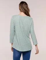 Blusa de manga tres cuartos color verde con rayas horizontales blancas, escote bote y ruedo curvo.