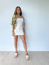 Sandalias de cuero color camel y crudo, con plataforma track y hebilla ajustable.