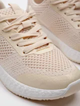 Zapatilla acordonada color beige de tela tejida con plataforma texturada de 4 cm de alto.