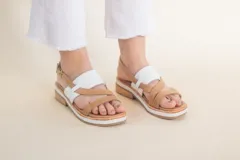 Sandalias de cuero color tostado con tiras cruzadas y detalle de tira ancha blanca en el empeine.