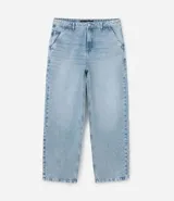 Pantalón baggy de jean azul, con bolsillos delanteros tipo cuchillo y bolsillos traseros.