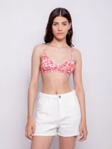 Top de bikini con estampado floral multicolor, corte triangular, breteles finos regulables, gancho en espalda, forro interior y copas desmontables.