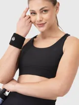 Top deportivo de sujeción baja, color negro, con escote redondo y diseño de espalda deportiva. Cuenta con almohadillas removibles.